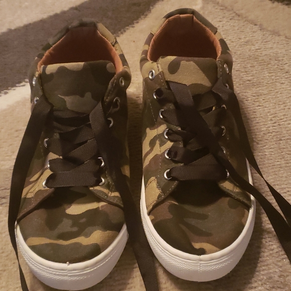 qupid camo sneakers